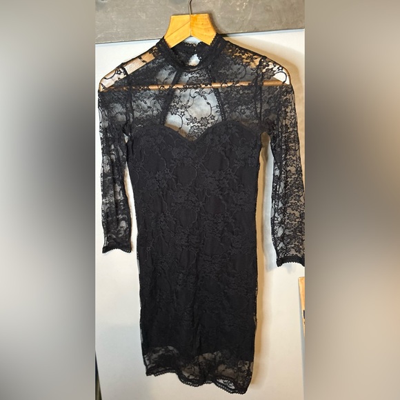 H&M Dresses & Skirts - H&M lace dress with hold